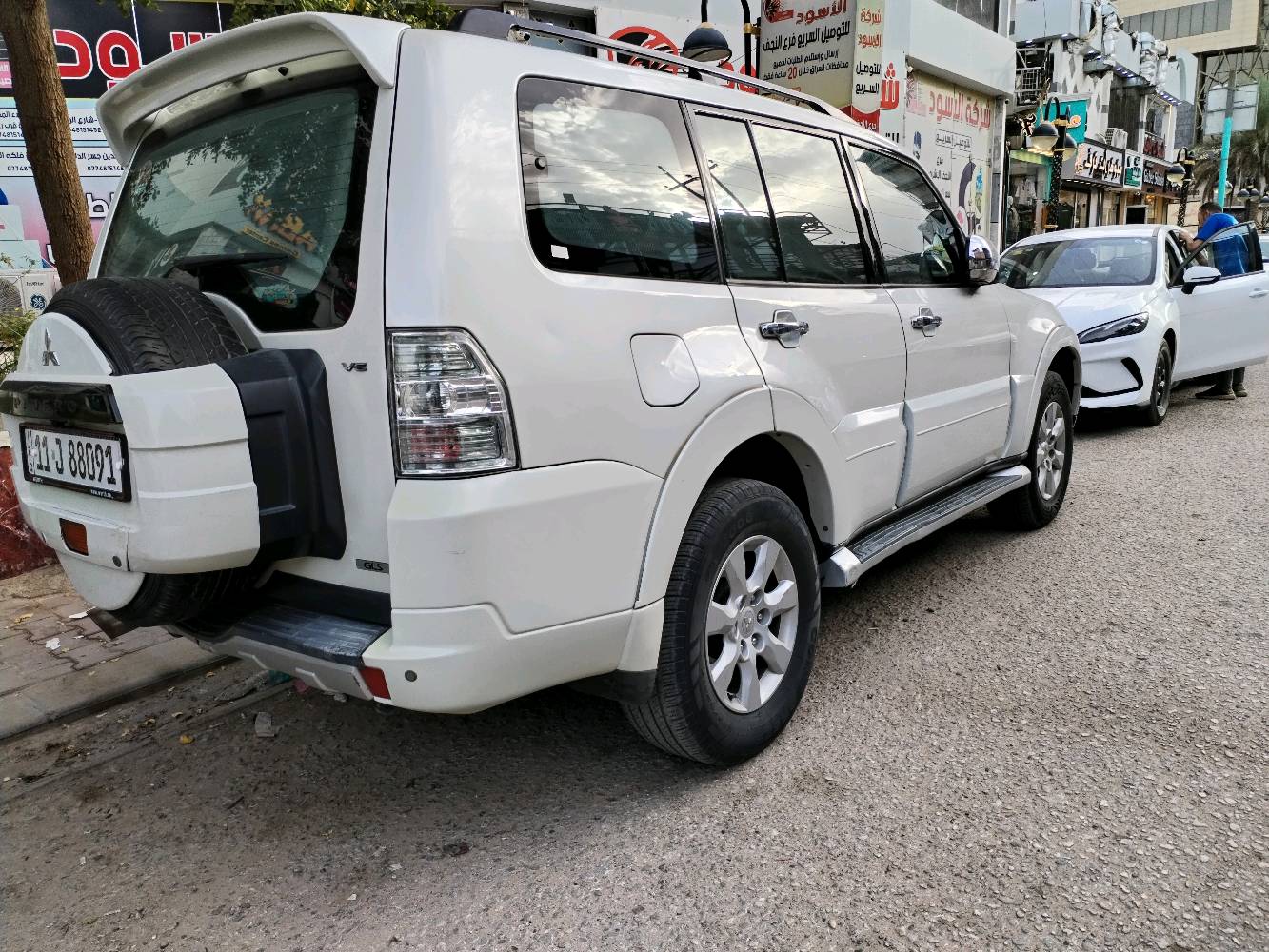 باجيرو 2010 حبتور محرك 3500 المرغوب السيارة مكفولة بيها بس بارد شبر بالباب الخلفي حدادية جديدة دبلات جديدة تايرات جديده برغي ما ناقصها ماشية 197 الف كيلو حقيقي تبريد ثلج حساسات كاميرا شاشة اندرويد مضخم صوت دمام اصلي مالتها تحكم ستيرن مثبت سرعة مانع انزلاق اشاير بالمري بجم محدث ١٦ السيارة بأسمي مداور ثاني يوم وبيها هزة تنتهي بشهر الثامن السيارة خير من الله مكاني نجف 