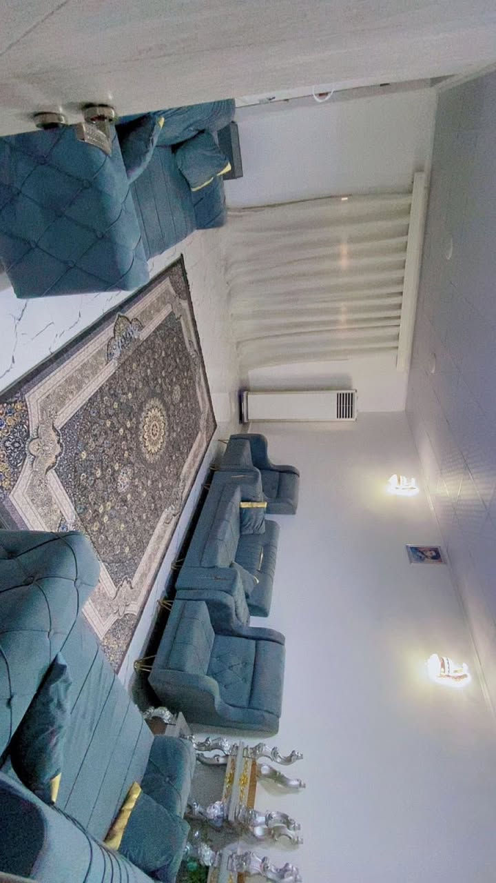 السلام عليكم بيت للبيع موقع امام عباس مساحة  ٣٣٠ متر بيهه معامله طابو البيت متكون من  ٢ غرفه نوم صاله واستقبال و مطبخ حار وبارد و صحيات داخلي وخارجي مع كراج و الحديقه جبيرة خير من الله للتواصل واستفسار ***********
