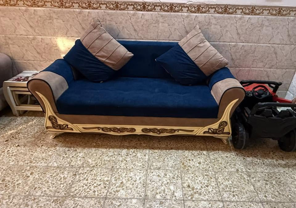 السلام عليكم تخم عشر مقاعد. 
ثنين ثلاثيه وحده ثنائيه وكرسين مع 6 كوشات 
سعره 350 

كاونتر المنيوم طابقين مع سنك 
ب200

***********
