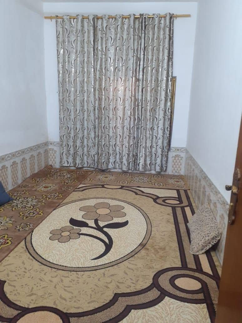 السلام عليكم بيت للبيع مساحة  ١٥٠ متر بطابو  واقع حال ١٨٠ متر بحي الصدرين ٢ قرب ملعب النصر  غرقتين/ صالة /ستقبال/ مطبخ / صحيات  البيت جاهز مجهز بنا طابوك بيت جديد مرتب       تحويل ثاني يوم الا ستفسائر ***********
