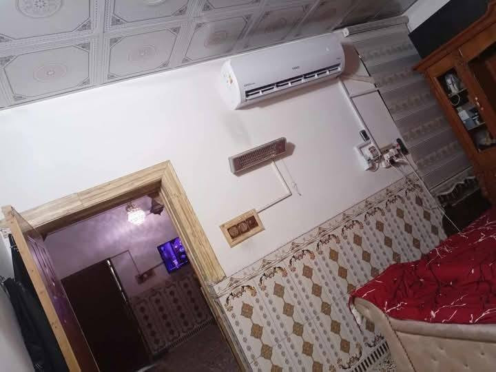 بيت للبيع 70 متر زراعي نظيف  يتكون من غرفه وصاله ومطبخ وصحيات ومكشوفه وبيتونه وطارمه  البيتونه بلوك بنائها وباقي لبيت طابوك سيراميك وكاشي وسقف ثانوي وسياج لشارع بلوك  بيت نظيف عكاده الأساس صبابه ولكاع كاشي  المكان النجف حي ميسان وراه سكله الكراعاوي السعر 50 الرقم ***********
