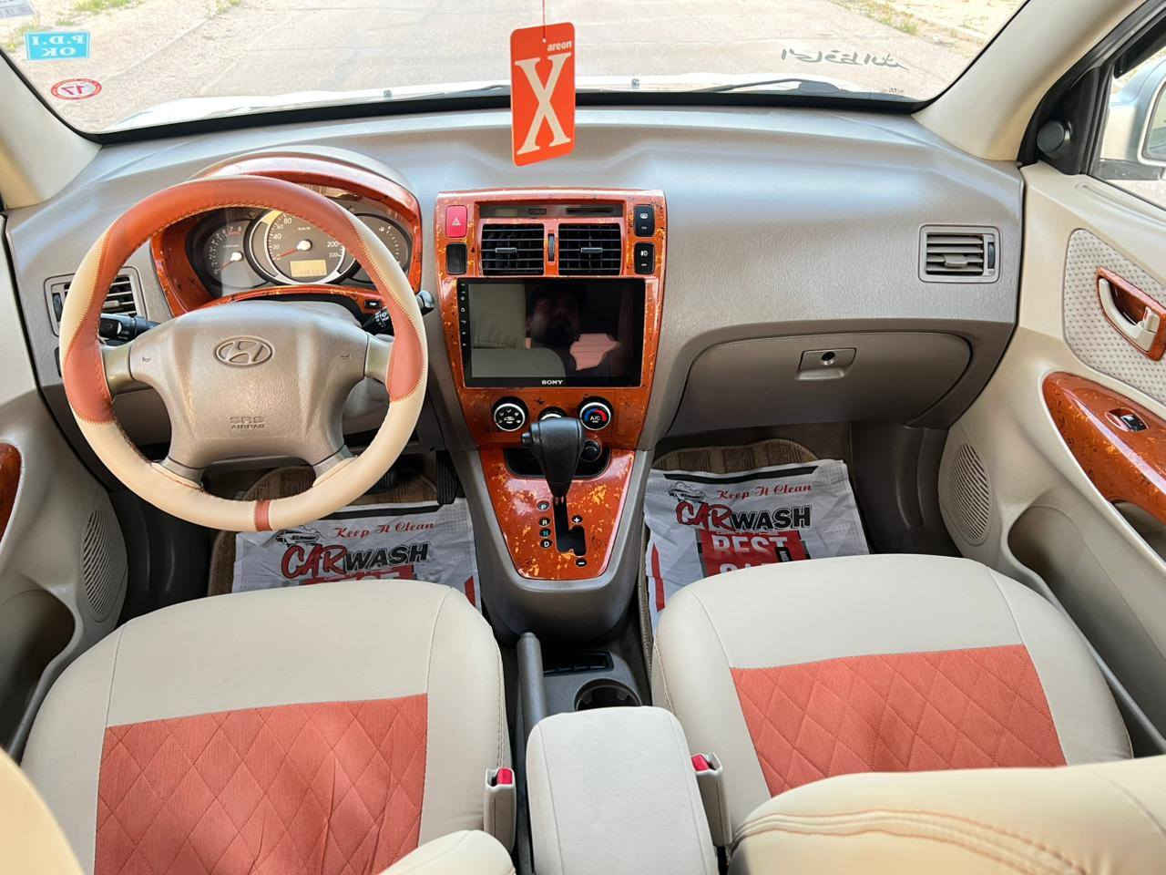 هونداي توسان موديل 2010 خليجي
مكفوله كفاله عامه ضربه وصبغ وتبديل 
رقم بصره مميز مشروع وطني
فول مواصفات فتحه شاشه كامره خلفيه 
داخل بيجي 
محرك 2.400 
ماشيه //145// 
السياره جديده وجاهزه من كلشي 
السعر //118 //والشراي يتصل 
***********
مكاني البصره البصرة, العراق
