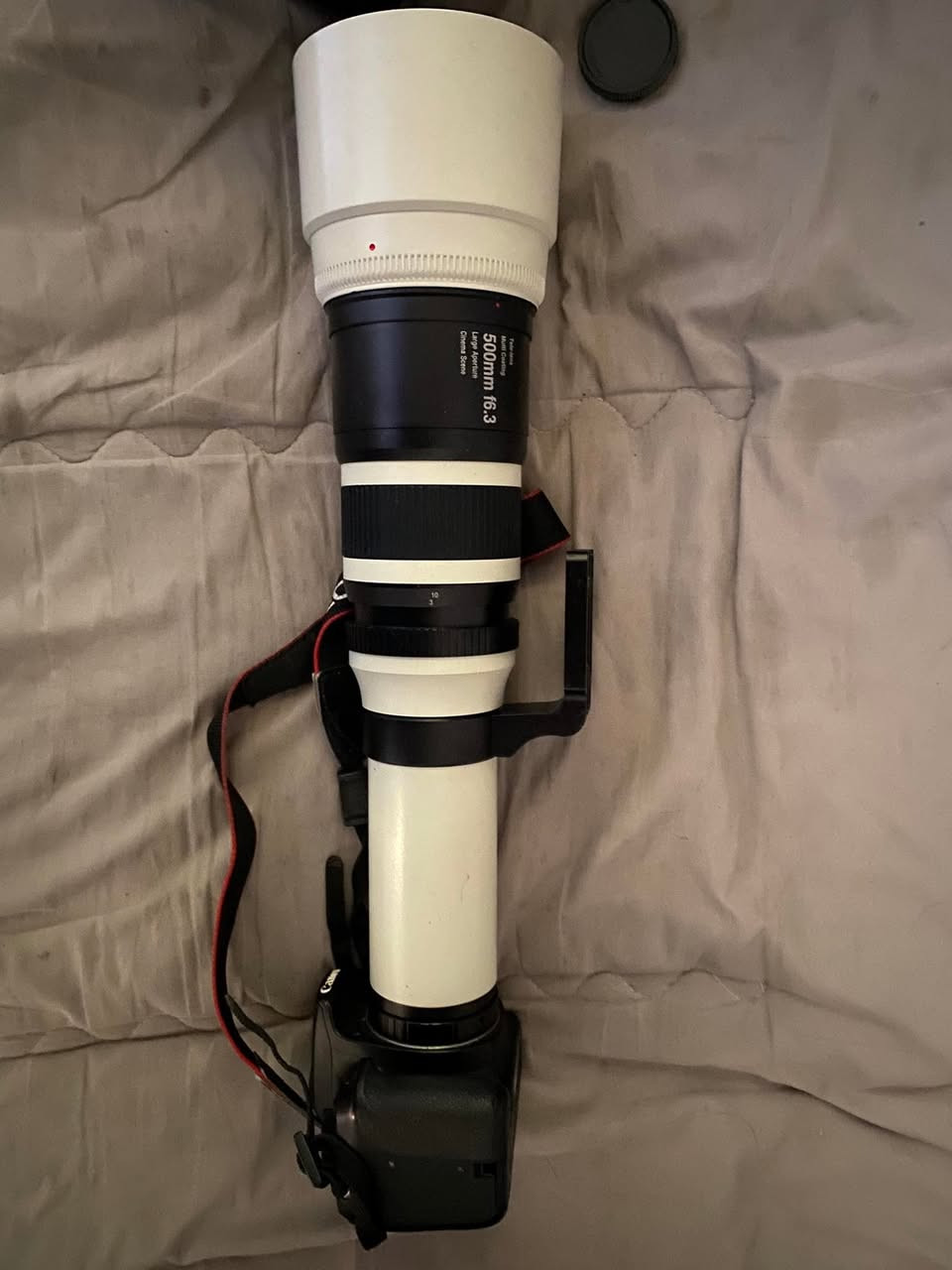 الطراز: كاميرا كانون EOS 1200D.نوع الكاميرا: كاميرا DSLR للمبتدئين.الملحقات الشائعة: غالباً ما تأتي مع عدسة زوم مثل 75-300mm أو 18-55mm، بالإضافة إلى بطارية وشاحن.الاستخدام: مناسبة للتصوير الفوتوغرافي العام نوع العدسة: عدسة تلي فوتو فائقة (Super Telephoto) ببعد بؤري 500 ملم وفتحة عدسة F6.3.نوع التركيز: يدوي (Manual Focus) بالكامل، مما يعني أنها تتطلب ضبطًا يدويًا للتركيز بدلاً من التركيز التلقائي.التوافق: العدسة مصممة لتكون متوافقة مع كاميرات DSLR من ماركات مختلفة مثل نيكون وكانون وسوني، وذلك باستخدام محول تركيب خاص (T-mount).


**إذا كنت صاحب هذا الإعلان وتريد حذفه لأي سبب، رجاءا أرسل رسالة إلى الدعم الفني**