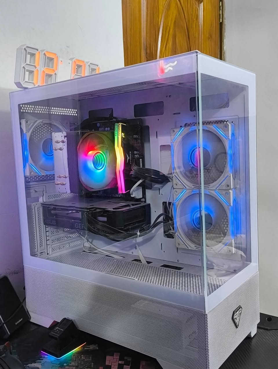 سلام عليكم حبايب pc بمواصفات حلوة ونضيفة الحاسبة
تجي كارت 4060 من ايسوس
وية معالج r5 5600
ورامات 16g ddr4 3600سرعة
وذاكرة m.2 1t بسرعة 4000
مذر بورد m450 
بور سبلاي 650w
 
معة شاشة حجم 32 2k 180hz بتردد 0.3
معة يوبي اس بحجم 1500 من فاربر اصلي
معة كيبورد من اتارك شارك x86 بي شاشة 
معة موس من اتارك شارك x6 اسود 

سعر الكيس 900الف
سعر الشاشة 225
يو بي اس 45 الف
كيبورد 45الف
موس 15 الف
واذا كلهن تاخذهن تجميعة كاملة ابيعة ب1200 
مكاني بغداد الشعب للتواصل ***********
