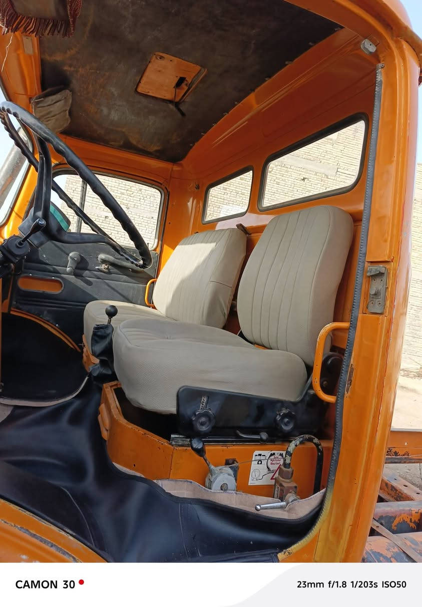 السلام عليكم البيع  ابو ردين جديد على وضع الشركة  جديدة مكفولة كفالة عامة من كير ومحرك وكسن وشاصي وقمارة بل جيس موديل 86 السيارة جديدة 6طن المكان بغداد رقم الاتصال، ***********،
