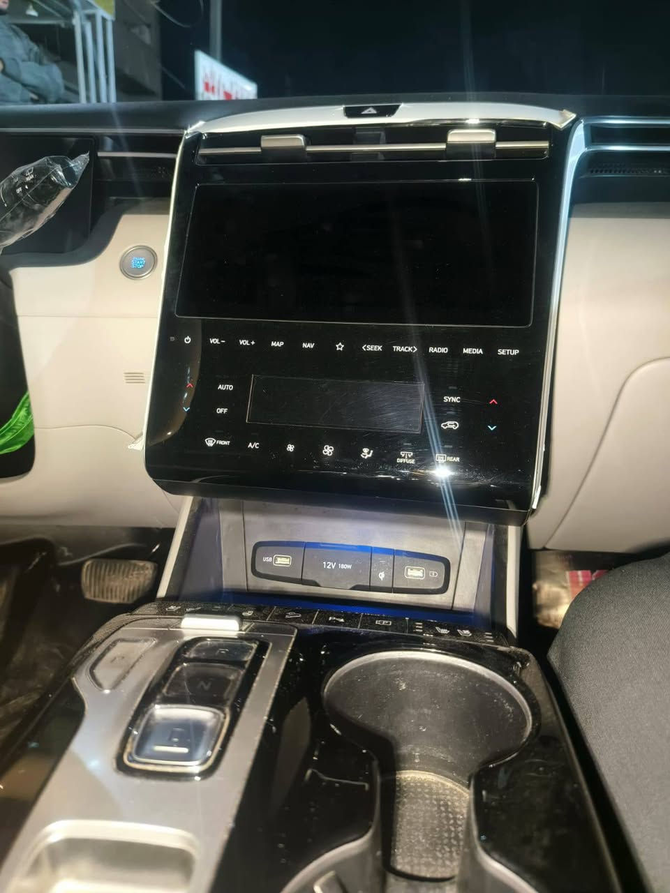 توسان موديل 23 فول موصفات ضرره سرقه جاملغ أمريكي
١.  قماره بانوراما + فتحه
٢.كامرات محيطيه ٣٦٠درجه
٣. توقف ذاتي
٤. ويل١٩
٥.كشنات تتفه تبريد
٦.كير بيانو
٧. تقديم وترجع بريمون
وبعد هواي موصفات سعر ٢٢٠ الرقم ***********
