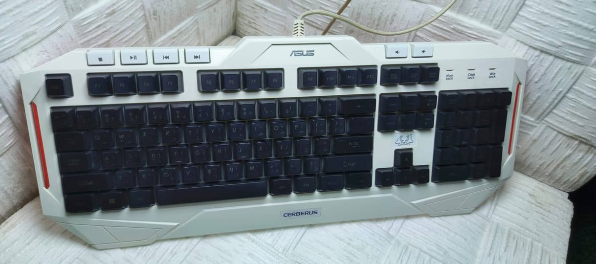 كيبورد.ASUS.مستعمل شرط الفحص نضيف بدون الكارتونه.ادفع سعر يرضني ويرضيك بدون تكسير بالاسعار للتواصل الاتصال***********
