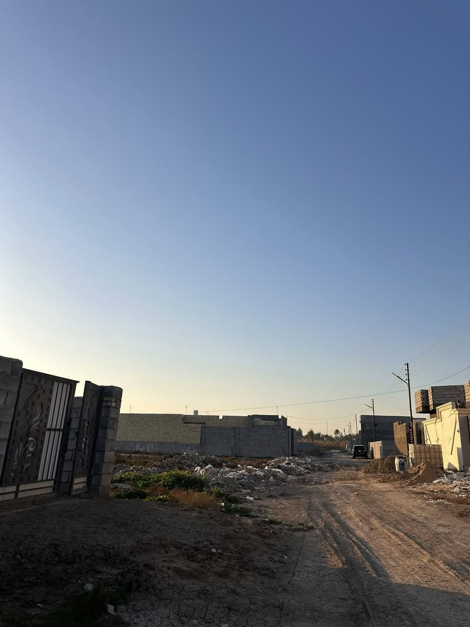 توجد قطعة ارض للبيع في حي الفرات  المساحة 200 متر مربع
في الشارع. الأخير. للمزيد الاتصال على رقم المكتب 
***********
