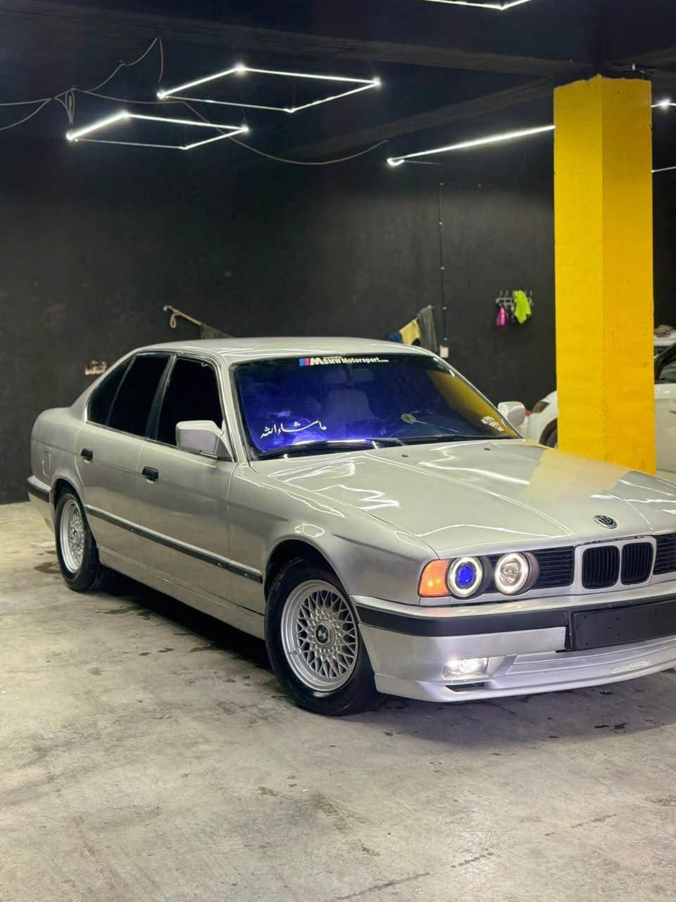 سەرەتا بەنوای خوای گەورە BMW مۆدێل ١٩٩١ ئاڕم پلاستیک ئاڕم و ئەوەلیات بەشەرت ٥٢٠ گێڕ عادی دوجام کارەبایی تەبرید سارد و گەرم بەشەرت لە جێوە ئیشی پێ بکە سەیارەکە تازە کورە کراوە یەک جەمپی پێشەوە لای سەکنی هەیە تەقەو ڕەقە هەموو گیانی بەشەرت 

*********** كويسينجاك, أربيل
