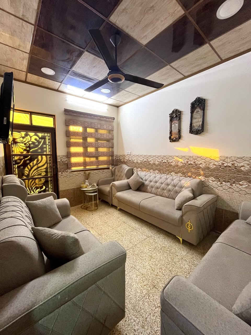 السلام وعليكم 
دار سكني للبيع /طابق ونص /دوميز مزرعة الدباغ قرب مدرسة العابد خدمات ممتازة
يحتوي ع كراج جبير +حديقه خارجية وكراج خارجي 
الطابق الاول
مطبخ + استقبال + هولين + غرفه نوم كبيره 
صحيات عدد2 +مناور عدد 2
الطابق الثاني يحتوي 
ع غرفه نوم كبيره +غرفة نوم صغيره +هول+صحيات 
+ سطح ناصي وسطح عالي(كاشي)
يبعد عن الشارع العام 5 دقايق موقع مميز
مساحه الداره 105 
عمق 19 واجه 6 الا ربع 
بناء حديث سيراميك وسقوف ثانوية
الاتجاه شروق 🌅 
للا استفسار ع السعر 
خاص 
اوالاتصال /***********
