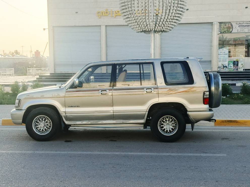 ازوزه ياباني مديل 2003  سعر 58 وقابل لتفاوض للاستفسار أكثر تصل *********** سياره مكفوله من الضربه وتبديل بيه رشات صبق جماليه أثر جراد وشخوط مكينه محور فيفيتي 3000 وكير أوتوماتيك 
مواصفات7راكب داخل بيجي سنترلك تبريد   رقم بصره نكليزي هزه جديه سنويه لل30 وشرط تحويل 
سياره جديده واي نقص مابيها مكان البصره تصل رقم صاحبها فوك مكلف بنشر البصرة, العراق
