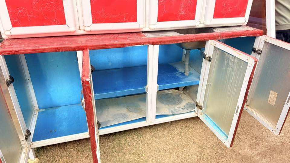 كاونترللبيع ٣قطع مع سنكي  نضيف كلش اي ضرر ما بيه سعر ١٩٠الف بيه مجال قليل مكان حله (***********
