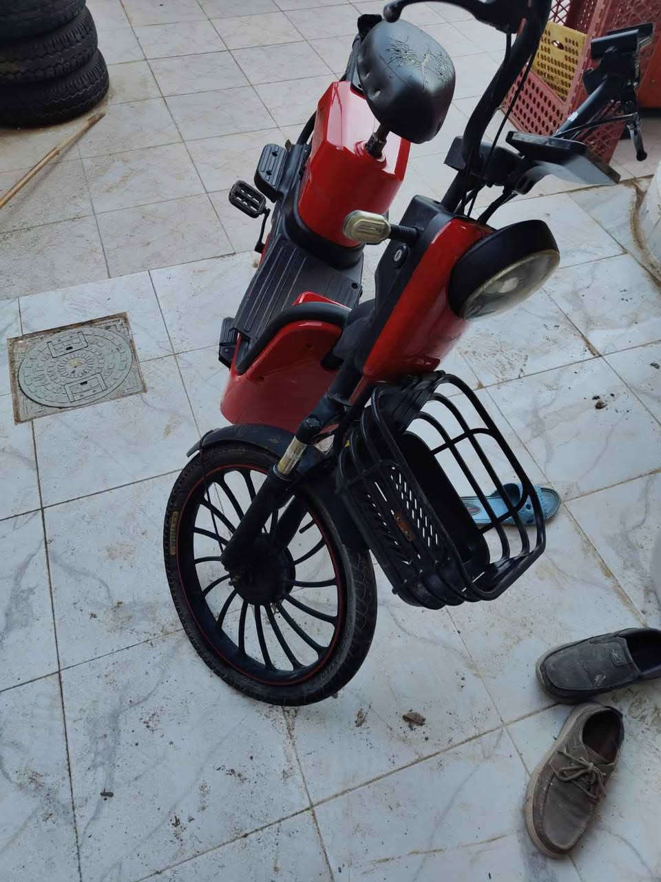السلام عليكم 
دراجه شحن للبيع 
بيهة كم مشكله 
1 الشاحنه مالتهة عطلانه 
2قبق او الغطاء مال الدواسه الرجل مكسور كدامكم بل صوره
3الكشن الخلفي باكو مني 
4التاير الامامي يرادله تنضيف وهوة بس ما بي شي مابي بنجر يعني
 
المواصفات 
1شحن موبايل او ايشي من خلال منفذ الخاص بل ستاند
2 ستاند موبايل
3شاشه موضحه للكل شي من عطلات من سرعه من شحن
4لايت عالي ناصي 
اشاير يمنه يسرع 
هورن
 السرعه الاقصى 60 مع اربع سرع 
بريك حساس 
ملف 2000 اقوى ملف بذني الدراجات 
حجم كبير 26 
موديل 2024 دراجه متروكه حيل 
بس جديدة
للستفسار عل واتساب فقط عل رقم الاتي ***********
او علي حسابي عل ماسنجر Singapore
