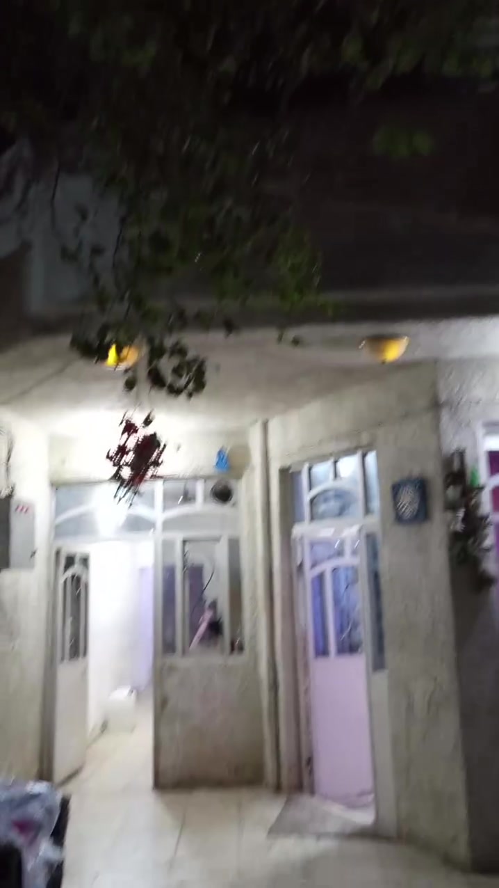 بيت للبيع مساحه 125 متر طابقين ونص 5 غرف نوم مطبخ وصاله واستقبال وكراج العنوان حي السفير خلف اسواق ابو عراق 
للاستفسار ***********
