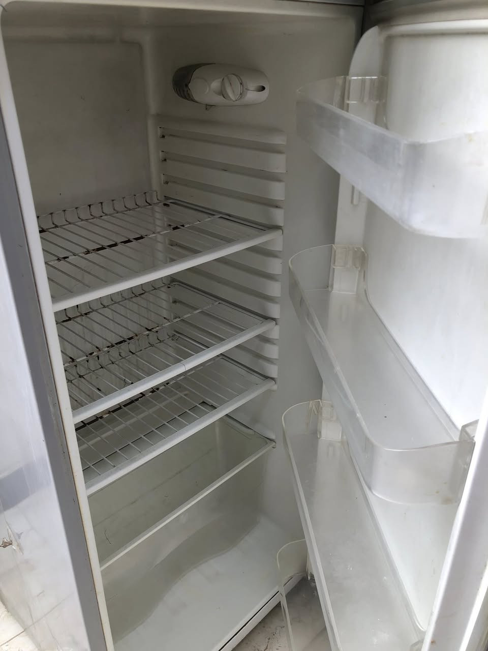 ثلاجة مستعملة للبيع نظافة 80‎%‎ تبريد ممتاز 
بيع مستعجل 
السعر 130 الف بيها مجال قليل 
المكان بغداد حي الاعلام قرب تقاطع درويش
واتساب ***********
