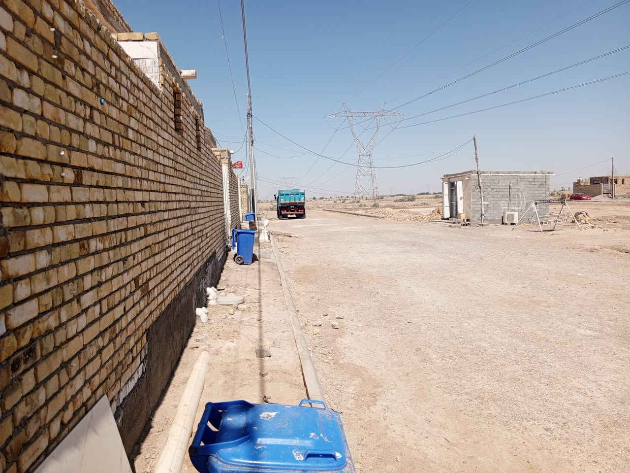 دار للبيع طابو زراعي في حي الأمين قرب حي القصور قاطع ابو شطيب  مساحة 170 متر متكون الدار من غرفتين نوم كبيرة وسط للأطفال  وصالة داخلية واستقبال 6 متر حمامات عدد 2 خارجية وداخلية ومطبخ والبيت امام ساحة تصلح كراج او حديقة امام البيت  منطقة هدوء  تابعة للجمعية التعاونية للأسكان راح تطوب رسمي الجمعية التعاونية طوبت حي المعلمين القديم وعواشة 
موجود في الحي مدرسة ابتدائية ومستوصف صحي ومدرسة ثانوية راح تدخل في المشروع  الحي امان لاتفليش ولاشي طابو صرف تجي وشوفك الطابو رسمي بناء 2025 
***********
