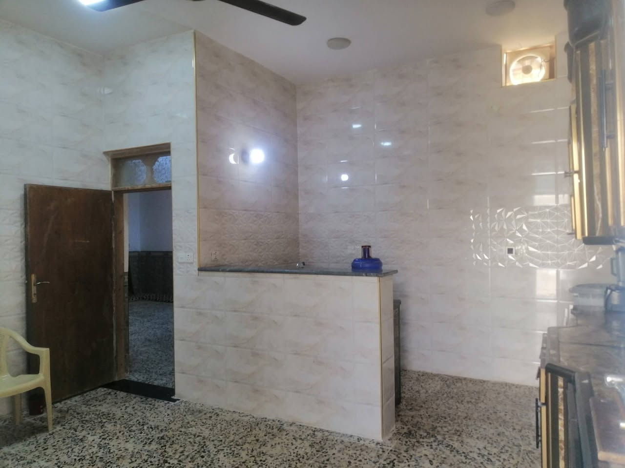بيت للبيع في الفلوجه حي الشهداء بل٢٢ المساحه ٢٥٠ بناء طابوق حديث يحتوي على ٢غرف مع ستقبال ومطبخ وصاله وصحيات داخليه وخارجيه ارضيه كاشي شارع 10 السعر ١٤٠ مليون وبي مجال بسيط للاستفسار مراجعة مكتب القمه للعقار او الاتصال على الأرقام التاليه *********** ***********
