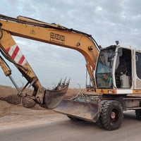 حفارة لبهير • موديل 2003 • كفالة عام