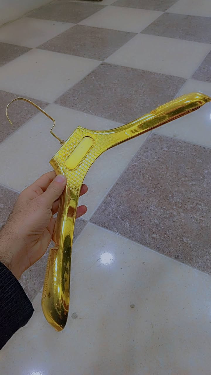 حمالات ملابس +احذيه +مليكانات ملابس البيع عندي هوايه منهن البيع مستعجل عل بيعهن الي يريدهن يتصل ***********وتساب
