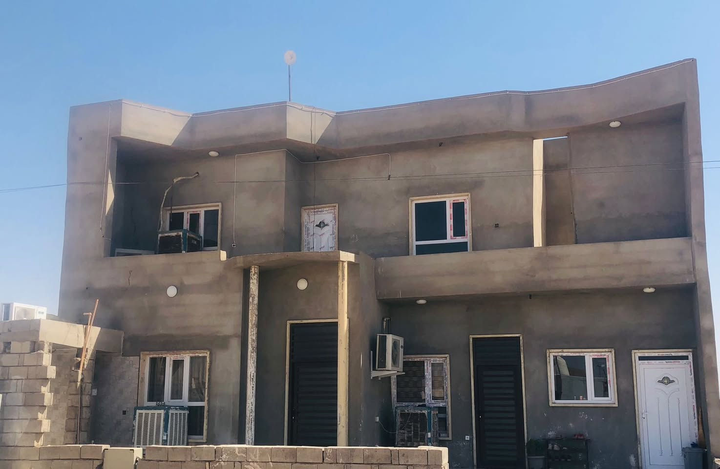 بيت للبيع في حي الجمعيه الثانيه (المربع الذهبي) مساحه الارض 250طابو ملك صرف مساحه البناء 200م  يتكون ربعه 7*4/مع صاله 11*4/
مطبخ داخلي 5*4/مع مطبخ خارجي 4*3/
مع 4غرف نوم ثنين جوه ثنين فوك مع مجمع صحيات فوك وجوه البيت كامل مكمل بناء حديث للستفسار الاتصال ع الرقم لا تكتبلي كم السعر مكلف بالنشر اتصل وتدلل  ***********
المكان قضاء العلم
