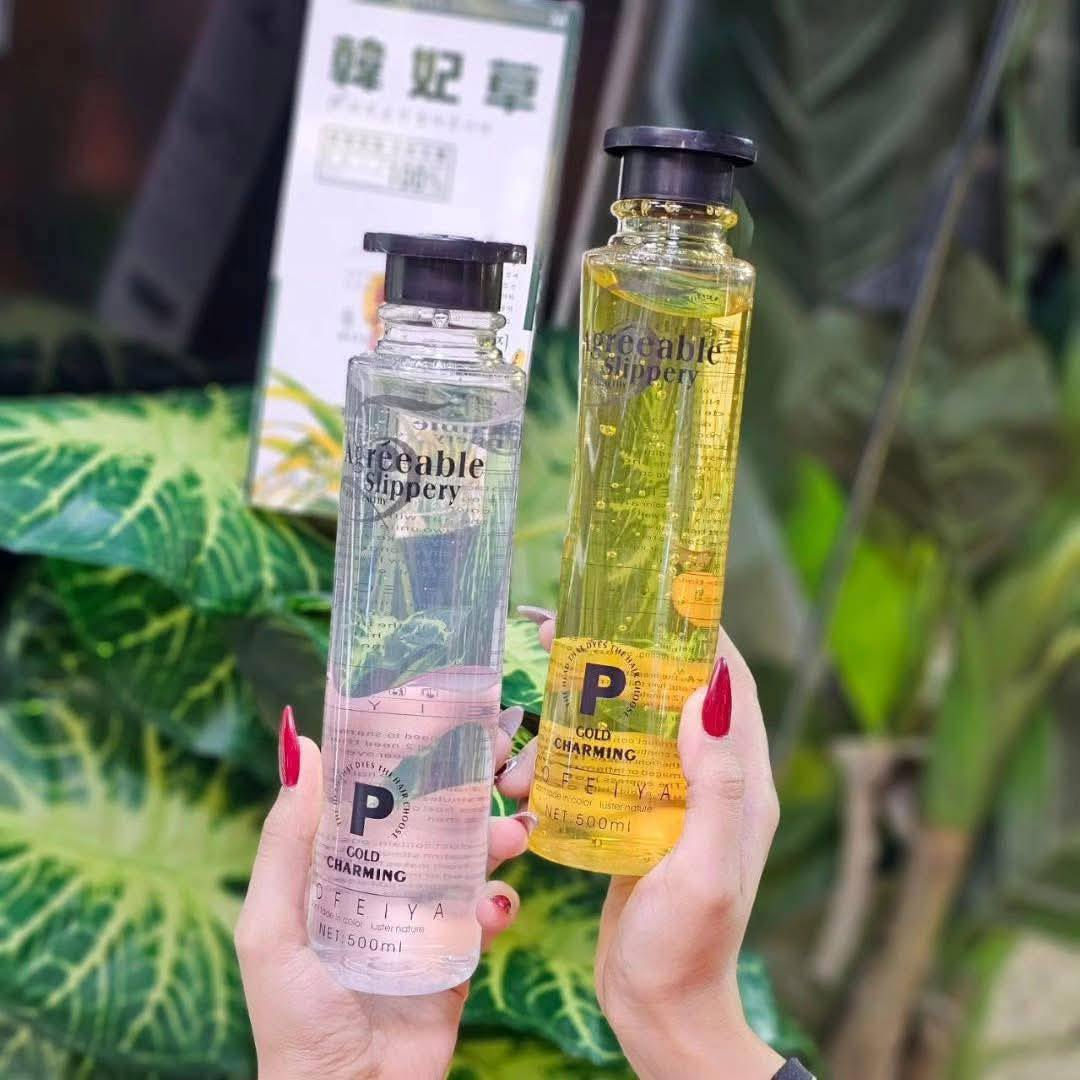 ✨شامبو صبغ شعر الكوري✨

لا يصبغ الجلد ولا يسبب تأثيرات جانبية على فروة الراس

بخلال 10 دقائق فقط

راح يتحول لون شعرك الابيض الى الاسود الطبيعي الفاتح

فوائد شامبو الشيب الكوري :

كوزمتك روز 
2- يستعمل للشارب واللحية

لا يصبغ الجلد ويغذي الشعر ويمنع تساقطه

4- يعالج بوصيلات الشعر و يحارب القشرة.

5- لا يتلف الشعر

مواصفات شامبو الشيب الكوري : يحتوي المنتج على عبوتين

اول عبوة : تحتوي على صبعة مشبعة بالفيتامينات مثل فيتامين C&E المهمين لنضارة الشعر وتقويته.

ثاني عبوة : تحتوي على خلاصة من الاحماض الامينية ومادة الميلانين المسؤولة عن ارجاع اللون الطبيعي للشعر .

المنتج يكفي استعمال 5 اشهر

طريقة الاستعمال:

يؤخذ كميه مناسبه من المنتج حسب طول الشعر من كل عبوة وتخلط في كاسة وبعدها تفرد على الشعر وفروة

الراس مع التدليك لمده (3) دقائق وتترك الخلطة على الشعر لمدة (10) دقائق وبعدها تغسل بالماء فقط

يفضل استخدام الشامبو ع شعر نظيف وجاف
موصل سومر داخل فرع الحمداني مقابل سنتر بنت الاصول ***********
***********
يوجد توصيل جميع المناطق
وجميع المحافظات
#مكياج #عطورات_فاخرةمواد
