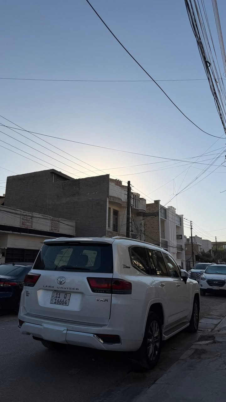 السلام عليكم
لاندكروز 2022 vxr sas تون توربو
 داخل احمر ومعروفة مواصفات Vxr 
السيارة ماشية 70 الف كيلو متر السيارة 
بحالة جداً ممتازة واستخدام شخصي 
داخل بغداد السيارة رقم بغداد مميز 
مكانها بغداد الدوره استفسار اكثر : ***********
