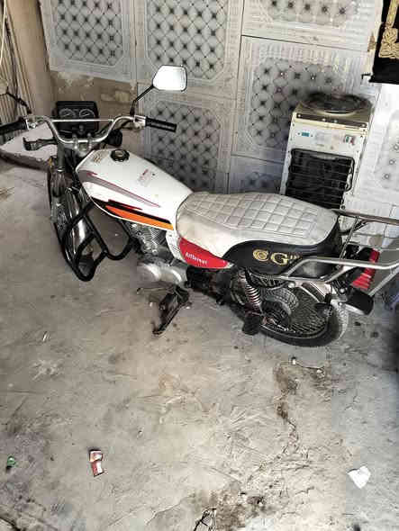 سلام عليكم دراجه  ايراني  4كير بيها نواقص قليله سعر 350بيها مجال عنوان بياع شركه خامسه شراي ع هذا رقم يتصل ***********
