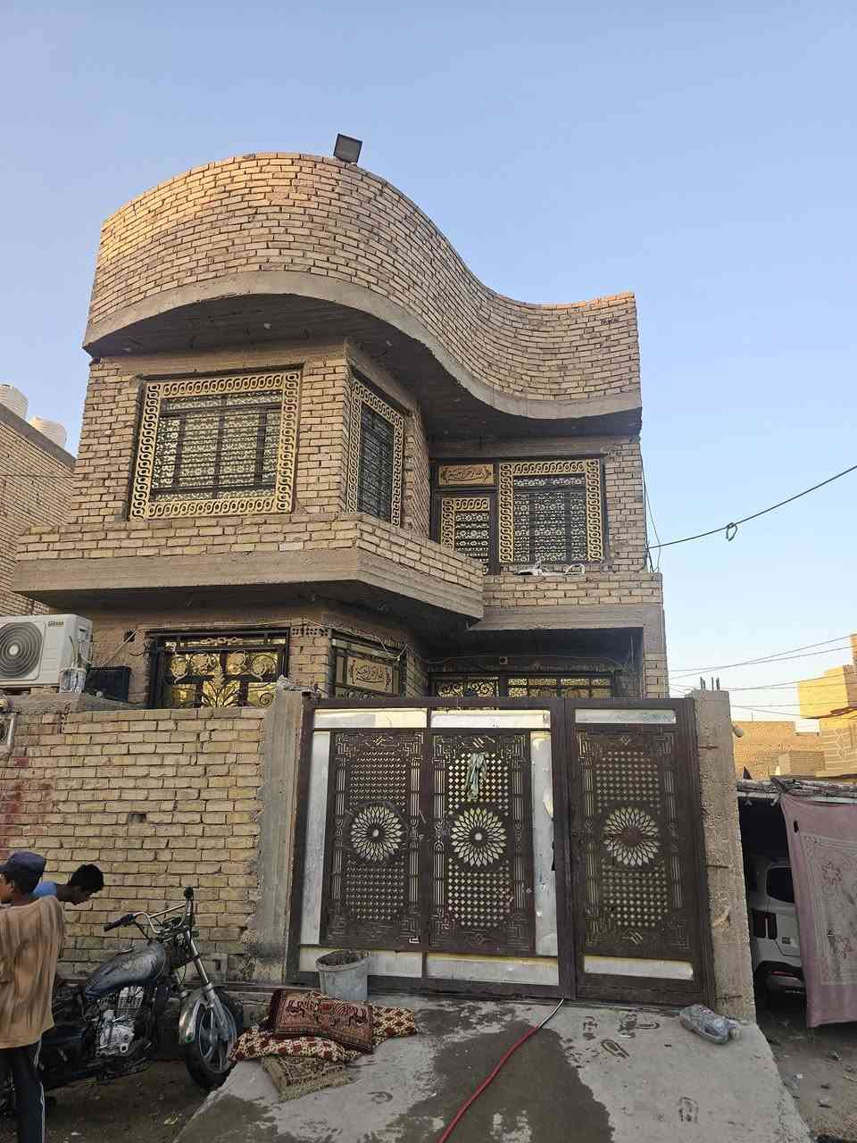السلام عليكم بيت للبيع 100 متر  ركن مربع طابقين ثاني ركن عن شارع 40 المكان الساهرون القطاع 24 البيت متكون من 4 غرف نوم البيت جديد سراميك ومرمر درجه اولى الارضيه كرانيت الاستقبال مرمر الطابق الثاني بورسلين البيت بي 5 حمامات حمامين سويت داخل الغرف الحي  ماء مجاري كهرباء كله كامل قرب مجمع  ديار الكلمه الطيبه
الاستفسار الاتصال على هذه الرقم *********** 
السلام عليكم بيت للبيع 100 متر  ركن مربع طابقين ثاني ركن عن شارع 40 المكان الساهرون القطاع 24 البيت متكون من 4 غرف نوم البيت جديد سراميك ومرمر درجه اولى الارضيه كرانيت الاستقبال مرمر الطابق الثاني بورسلين البيت بي 5 حمامات حمامين سويت داخل الغرف الحي  ماء مجاري كهرباء كله كامل قرب مجمع  ديار الكلمه الطيبه كربلاء
