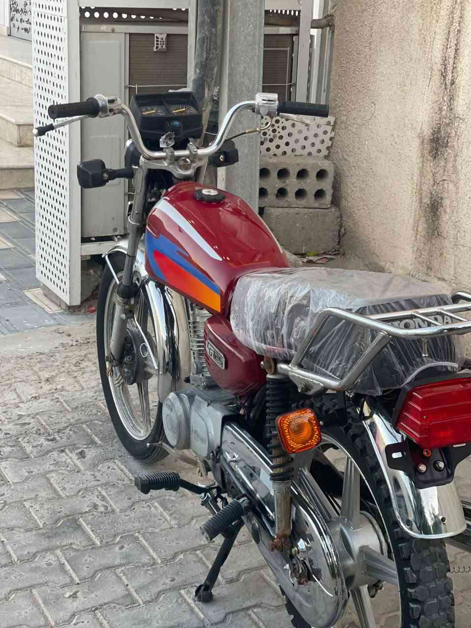 ملاحظه ما متواجد على الفيس فقط واتساب او اتصال على الخط
دراجه اربعه كير  جديده مافيها نقص موديل2021 اوراق كامله سكنر  السعر400 بيها مجال محرك ناعم شلعه لا تدخين لا تبخير  ولا تنقيص دراجه مثل ما تشوف  جديده   جديدان  دراجه ناشفه وحلوه اي اختلاف عن الصوره لا تشتري سعر400 اوراق سكنر عنوان نجف الرقم واتساب واتصال***********
