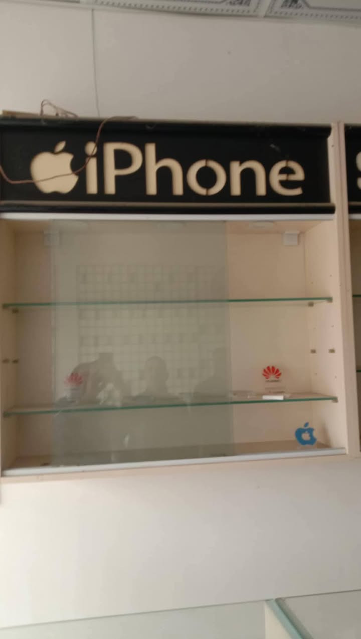 سلام عليك
يوجد لدينا فاترينات العد ٣ + فاترين تعليك٣+ شبكه مع الحمالات العدد ٤ + ميز صيانه التليفونات + ضوئيه مثل ما موضح ب صورة 
للستفسار رقم الهاتف ***********
