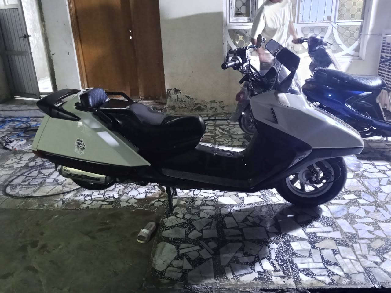 السلام عليكم دراجه مكفوله من كلشي كهربايت كلهه شغاله نكره سلف بي وقت مكان الدراجه كوفه شارع المطار الجديد السعر 800 وبيه مجال حك الجيه ***********
