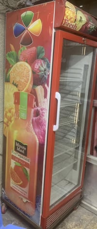 محل تصفية غذائية ومنظفات + عارضة عمودية + فاترينات عدد ٢ + رفوف + سلات...