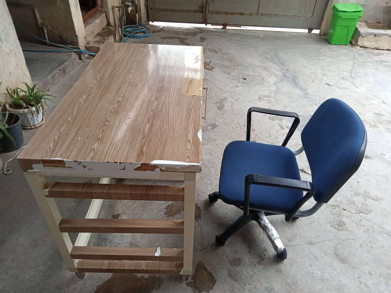 ميز المنيوم تفصال  مع كرسي دوار شغال الجك هم شغال الشراي ***********
