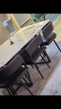 ميز طعام • ٦ كراسي • متوفر