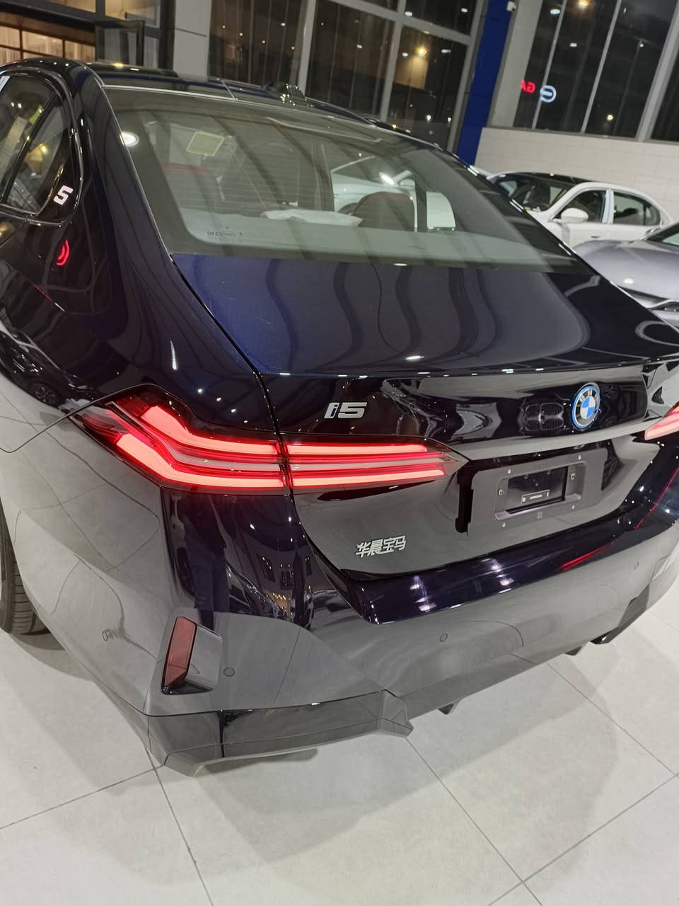 السلام عليكم ..
BMW I5 40 L 2025 
 كهربائية بالكامل  
المحرك والأداء: محرك كهربائي واحد يولد قوة 340 حصاناً ..
البطارية والمدى: بطارية ليثيوم أيون بسعة 91.2 kWh
 توفر مدى قيادة تقديري  713 كم حسب دورة القياس (WLTP/EPA).
الشحن: تدعم الشحن السريع بالتيار المستمر (DC) بقدرة تصل إلى 205 كيلوواط، مما يسمح بشحن من 10% إلى 80% في حوالي 30 دقيقة.
التصميم: سيدان رباعية الأبواب، تتسم بالفخامة مع شاشات منحنية مزدوجة (12.3 بوصة للعدادات و14.9 بوصة للمعلومات) بنظام تشغيل 8.5.
النسخة الطويلة (L): توفر مساحة أرجل أكبر في الخلف، وهي موجهة لتعزيز الراحة الفائقة.
الإضافات: إضاءة محيطية تفاعلية (Interaction Bar)، خيارات نظام صوتي harman/kardon ، ونظام تعليق متكيف.
بالاضافة الى المواصفات الاخرى   
عنوان السيارة معارض دهوك الجديدة  
ويوجد ايضا bmw i5 35 l 
 وسيارات كهربائية اخرى  
لأي استفسار اخر التواصل مع الرقم ***********  اتصال او واتساب
