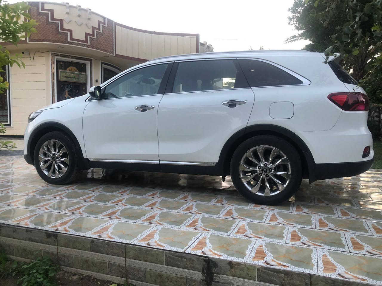 كيا سورنتو موديل2020
خليجي مكفوله كفاله عامه 
كير ومحرك كهربائي كفاله 
محرك 6 سلندر 
7 راكب شاشه كأمره تحكم ستيرن 
سايد بريك دكمه
ماشيه 110 الف

كشنات جلد 
رقم بغداد الدولي 
السعر 265 وبيه مجال
مكان السيارة بابل 
رقم ***********
