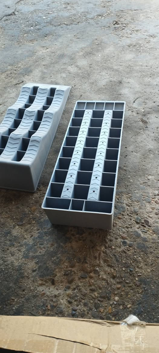 رمبات بلاستك مضغوط حجم وسط يتحمل وزن 2335كيلو غرام 
بضاعة امزون جديد غير مستخدم 
سعر 25 
عنوان بغداد البياع حي الشرطة الرابعة 
*********** بغداد, العراق
