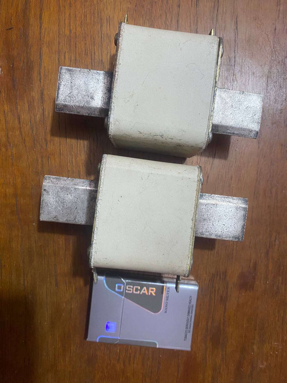 هذا العنصر عبارة عن مصهر كهربائي صناعي ذو سعة قطع عالية (NH Fuse / High Rupture Capacity Fuse) ويُستخدم لحماية الدوائر الكهربائية من التيارات الزائدة وقصر الدائرة (الماس الكهربائي) في اللوحات الصناعية والشبكات الكهربائية.
المواصفات الفنية المكتوبة على المنتج:
التيار الاسمي: 315 أمبير (315A).
الجهد الاسمي: حتى 500 فولت متناوب (~500V).
سعة القطع: 100 كيلو أمبير (100 kA)، وهي قدرة المصهر على تحمل وفصل تيار القصر العالي جداً دون أن ينفجر.
بلد المنشأ: رومانيا (ROMANIA)، وتاريخ الصنع المطبوع يعود إلى عام 1988 (IV-1988).
الفئة/النوع: مصهر سكاكين (Blade type) يتم تركيبه ونزعه بواسطة مقبض عازل مخصص لحماية الفنيين.
إذا كنت ترغب في معرفة المزيد، يمكنني تزويدك بـ:
طريقة فحص سلامة المصهر بواسطة جهاز القياس (Multimeter).
المقبض العازل المناسب والأدوات المستخدمة لتغييره بأمان.
البدائل الحديثة المتوفرة في السوق حالياً بنفس المواصفات.


**إذا كنت صاحب هذا الإعلان وتريد حذفه لأي سبب، رجاءا أرسل رسالة إلى الدعم الفني**