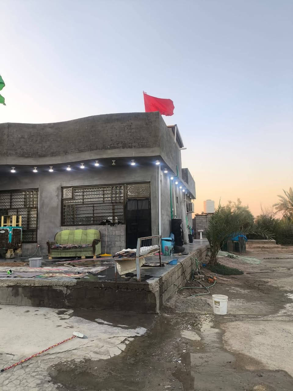 البيت مساحت البيت مع الكاع اكثر من 1000متر عنوان تقاطع نهروان للستفسار مكلف بنشر سيد ضياء النعيمي 
***********
