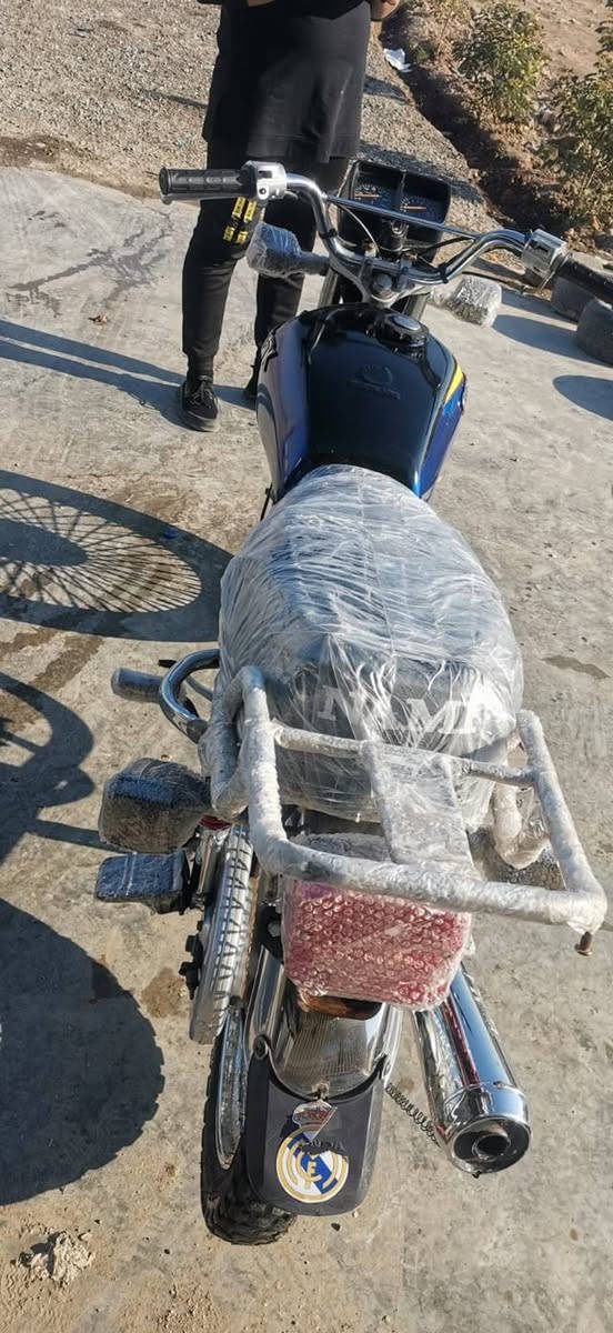 السلام عليكم للبيع او مراوس دراجة تايكر 2023 كهربائيات كاملة ورقة كارتونية مكينة ممفتوحة نقصها باتري مكاني ديالى هبهب السعر 500 وبيها مجال بسيط ***********
