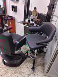 كرسي مساعد حلاق نضيف جدا استعمال قليل السعر 300 07713672189