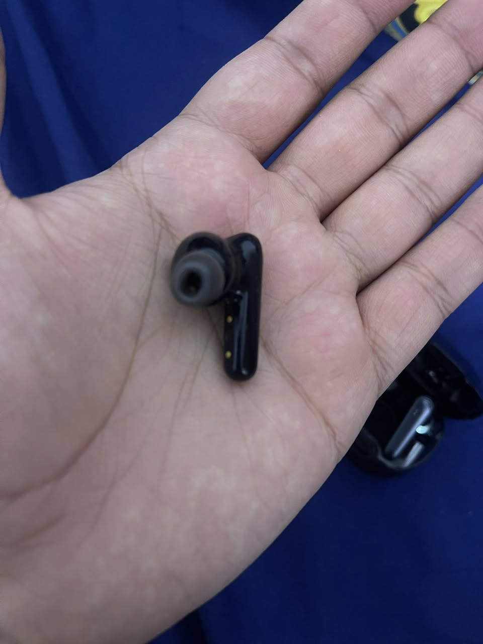 السلام عليكم 
للبيع سماعة انكر ليبرتي 4nc  معروفة مواصفاتها صوت واضح وعزل استعمال شهر ونص سعر 50 الف 
*********** للاستفسار
