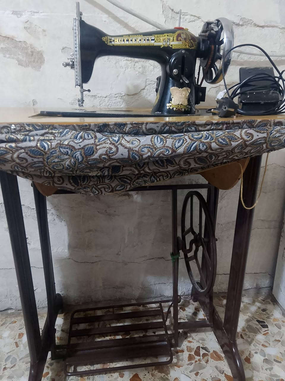للبيع مكينه خياطه فراشه شغاله السعر 70الف قفل رقمي واتساب ***********
