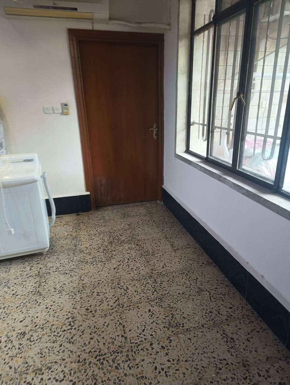 ابواب خشب عدد 8 حيل نضاف بسعر مناسب الشراي يتصل ***********-*********** وادي حجر
