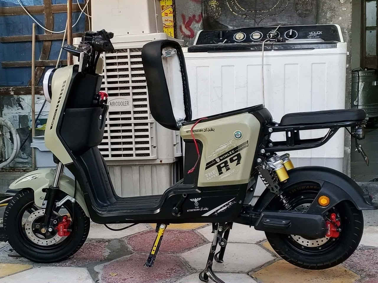 السلام عليكم دراجة "R9" للبيع موديل2025 من شركة Winlee
المواصفات ✅ 
ملف 1200 نحاس حقيقي 
الدراجه تحوي بلوتوث 
بريكات (دسك ) هايدرولك 
دبلات اماي خلفي مريحة بالطسة 
اشاير يمنى ويسرى ودبل أشارة 
لايت عالي ناصي 
شاشة لعرض السرعة والاعطال والشحن 
**ملاحظة** الدراجة ابيعهه بدون بطاريات 
نظافتهه 90% مكاني بغداد مدينة الصدر *********** واتساب وماسنجر فقط
السعر 250 الف🤍
{اقرة المنشور زين لاتدخل تسألني ع المواصفات والدراجة ، الدراجة متروكة بس نظيفه }
