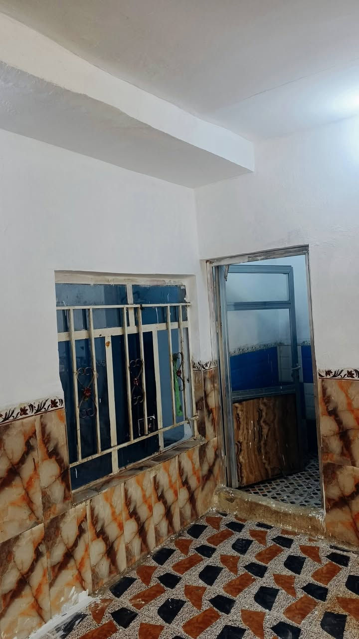 السلام عليكم
بيت للبيع بالوافدين الجديدة مقابيل التارتان مساحة 150 طابقين يحتوي على صالة واستقبال وغرفتين ومطبخ وحمام وصحيات خارجية الطابق الثاني غرفتين وصالة البيت نظيف ومرمم جديد ركن بصف احمد ابو الدهن السعر 35 وبي مجال قليل 
للاستفسار ***********
