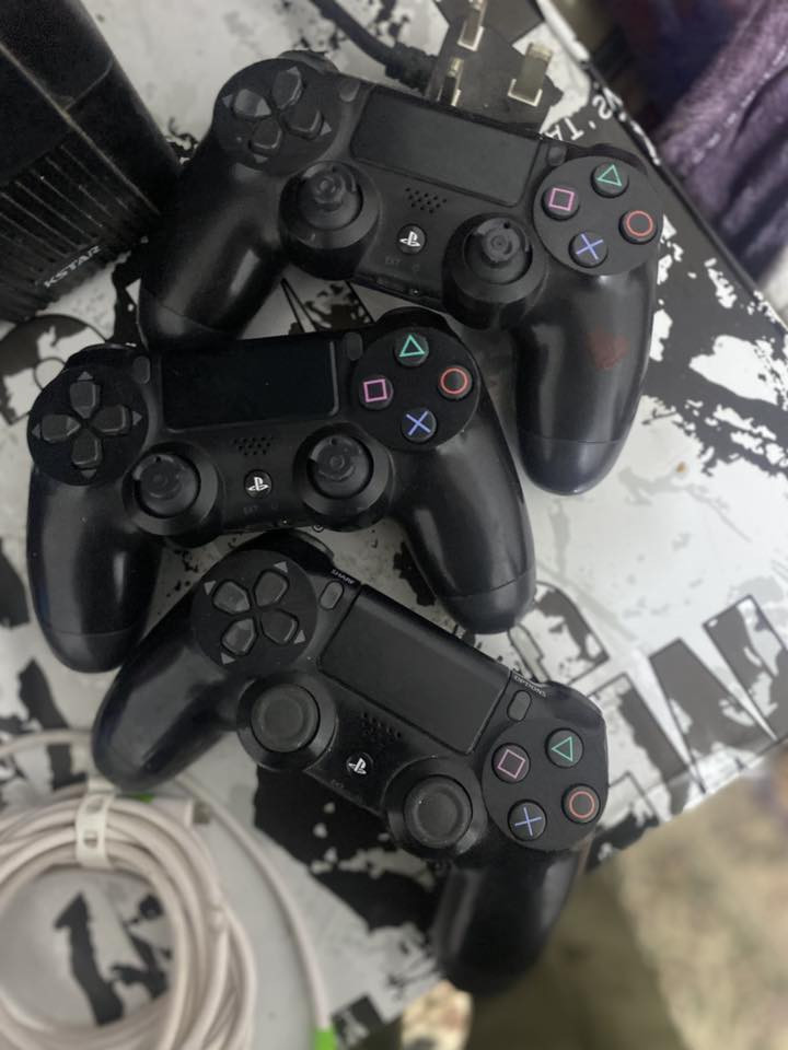 بلي فور سلم ذاكرة ٥٠٠ ويا (يوبي إس) ويا جوستكات اصلية ٣ واير HD اصلي وايرات شحن جوستكات طول مترتين أصليات جهاز نضيف كلش رايدة ٣٢٥ الاف شراي هذا واتسابي ***********
