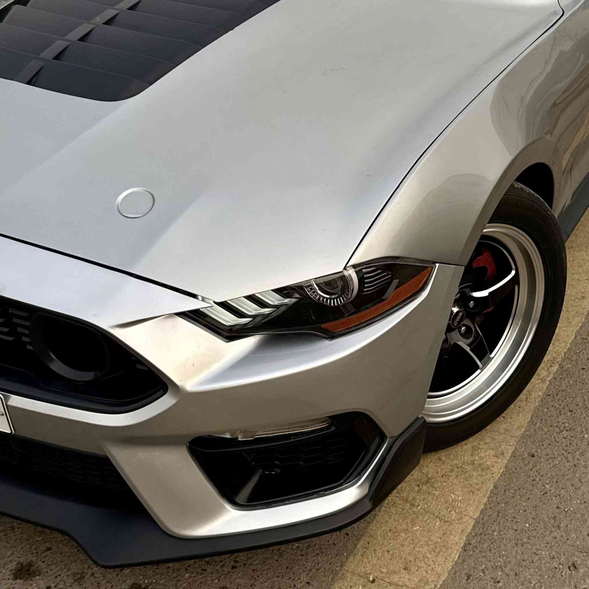 السلام عليكم
فورد موستنك بريميوم 2021 ماشية 18 الف ميل
محرك 2.3 توربو ايكو بوست
حادث امريكا جاملغ سكن وبنيد وبالعراق بيها باب وجاملغ سايق 
رقم بغداد بأسمي هزة ورقم جديد تحويل مباشر
عليها عطاس توربو فتك
رادار امامي توقف ذاتي 
مثبت سرعة تفاعلي
رادار جانبي نقاط عمياء
حساسات خلفية وكاميرا دواوة
كشنات جلد تدفئة تبريد
تبريد مناخين 
5 وضعيات محرك
3 وضعيات ستيرن
شاشة جبيرة كار بلي واندرويد اوتو
السعر: 139 وبيها مجال
العنوان: بغداد، الدورة
حمزة: ***********
"الشراي يتصل ما ارد ع رسائل الفيس والواتس"
