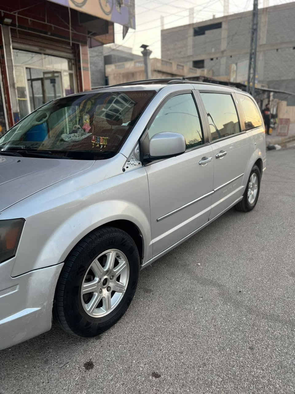 🚘 للبيع Chrysler town & country2009 🚘
  ✨رقم بغداد انكليزي دولي 
✨ لون رصاصي

✨ السعر. 95$

المواصفات:
✅ أبواب جانبية كهرباء
✅ باب الصندوق كهرباء
✅ كشن السائق كهرباء
✅ كشنات منفصلة (سياحي)
✅ تبريد ثلاث قطع 
✅ الجام الأمامي والخلفي كهرباء
✅ حصان سقف
✅ حصان بين الكشنات
✅ صدر امامي جديد من شركة WORLD GOLD power
✅ صدر خلفي جدديد من شركة WORLD GOLD power
✅ محرك 3.8

📌 ملاحظة بكل:
السيارة بيها تنقيص شي قليل بس ما فد يوم وكفتني ابدا اطلع بيها مسافة 500 كيلومتر 
بالاضافه تبريده من توكف السياره يبوخ بالمشي ثلج كالولي ضعف بالكمبريسر 

💰 السعر: 95$

📍 موقع السيارة: الانبار _ الرمادي 

📞 للاستفسار والتواصل:
***********
 والله ولي التوفيق.

