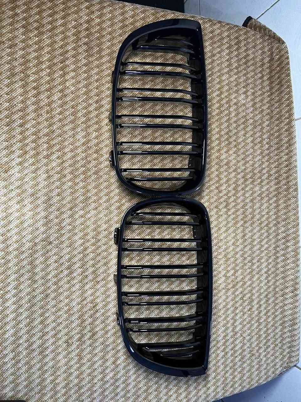 هذا المنتج هو عبارة عن شبكة أمامية (Grille) سوداء اللون لسيارة بي ام دبليو.
تتميز الشبكة بتصميم مزدوج الشرائح (Double Slat) وتأتي بلون أسود لامع أو غير لامع.
مصنوعة من بلاستيك ABS عالي الجودة المقاوم للصدمات، وهي مصممة لتكون بديلًا مباشرًا للشبكات الأصلية.
تناسب بعض الطرازات مثل الفئة الثالثة E بغداد, العراق


**إذا كنت صاحب هذا الإعلان وتريد حذفه لأي سبب، رجاءا أرسل رسالة إلى الدعم الفني**